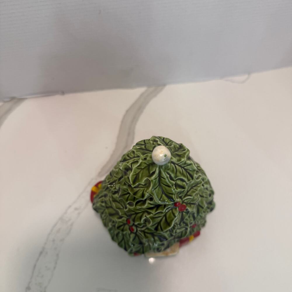 Vintage Ceramic Holly Christmas Tree Music Box Bermasco Donald O'Connor Holiday - Picture 5 of 7